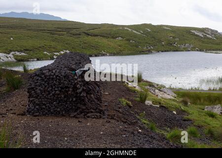 Ein ordentlich gestapelter Rasenhaufen in einem Moorgebiet in der Grafschaft Galway Irland Stockfoto