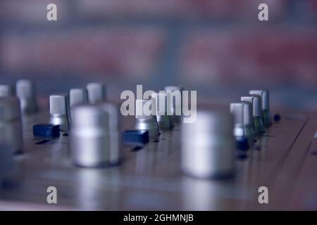 Vintage HiFi-Audiosystem, Details der Knöpfe und Metallfront. Stockfoto