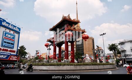 Chinesisches Tor Chinatown Bangkok Chinesisches Neujahr 2021 Jahr des Ochsen während der Covid-Pandemie. Yin Metal Ox aka Lunar New Year aka Spring Festival Stockfoto