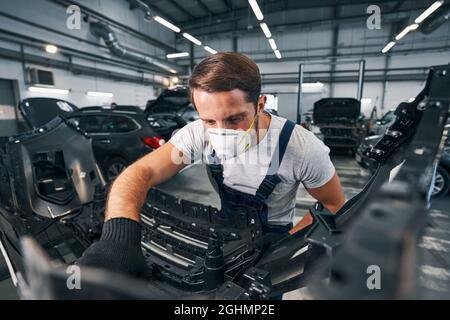 Kfz-Techniker prüft Details eines Autos Stockfoto