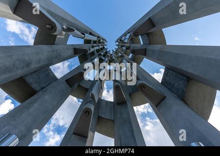 Shanksville, PA - 6. September 2021: Blick nach oben durch die Windspiele des Tower of Voices am Flight 93 Memorial Stockfoto