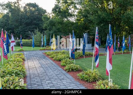 Frieden, PA - 6. September 2021: Garten vor der Flight 93 Memorial Chapel mit einem Granitdenkmal, das mit einer Flugzeugskulptur gekrönt und von Sta umgeben ist Stockfoto