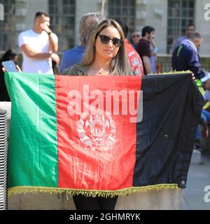 London, Großbritannien. September 2021. Afghanische Demonstranten haben sich in Westminster versammelt und marschieren entlang Whitehall, um gegen die Situation in Afghanistan, die Taliban und andere damit verbundene Themen zu protestieren. Kredit: Imageplotter/Alamy Live Nachrichten Stockfoto