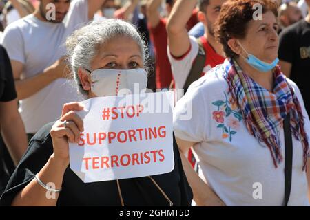 London, Großbritannien. September 2021. Afghanische Demonstranten haben sich in Westminster versammelt und marschieren entlang Whitehall, um gegen die Situation in Afghanistan, die Taliban und andere damit verbundene Themen zu protestieren. Kredit: Imageplotter/Alamy Live Nachrichten Stockfoto