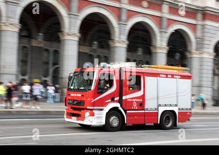 Das Feuer in Turin zerstört den historischen Palast gegenüber dem Bahnhof Porta Nuova. Feuerwehrleute werden aktiviert und arbeiten unaufhörlich daran, sie zu kontrollieren. Stockfoto