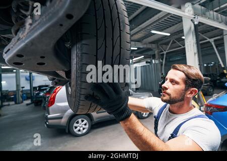 Auto-Reparaturman ist dabei Autoraderwartung Stockfoto