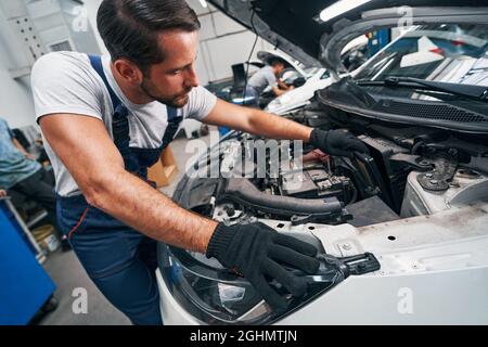 Die Werkstatt entfernt den Luftfilter aus dem Auto Stockfoto