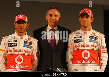 01.02.2012 Woking, England, Lewis Hamilton (GBR), McLaren Mercedes, Martin Whitmarsh (GBR), McLaren, Chief Executive Officer und Jenson Button (GBR), McLaren Mercedes - Einführung des Vodafone McLaren Mercedes MP4-27, McLaren Technology Centre - Stockfoto