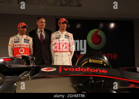 01.02.2012 Woking, England, Lewis Hamilton (GBR), McLaren Mercedes, Martin Whitmarsh (GBR), McLaren, Chief Executive Officer und Jenson Button (GBR), McLaren Mercedes - Einführung des Vodafone McLaren Mercedes MP4-27, McLaren Technology Centre - Stockfoto