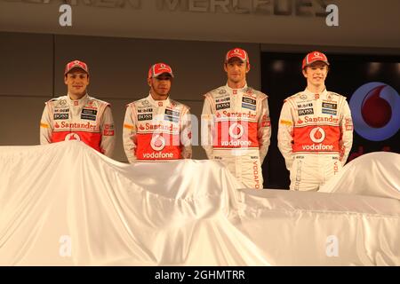 01.02.2012 Woking, England, Gary Paffet (GBR) Testfahrer mit Lewis Hamilton (GBR), McLaren Mercedes, Jenson Button (GBR), McLaren Mercedes und Oliver Turvey - Start von Vodafone McLaren Mercedes MP4-27, McLaren Technology Centre - Stockfoto