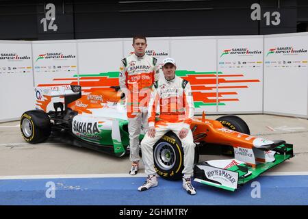 03.02.2012 Silverstone, England, Nico Hulkenberg (GER) und Paul di Resta (GBR) – Sahara Force India Formel-1-Team VJM05 startet Stockfoto