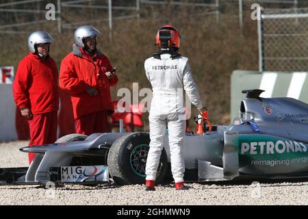 02.04.2012, Barcelona, Spanien, Michael Schumacher (GER), Mercedes AMG Petronas in der Kiesfalle bei Kurve 5 die Haarnadel - Formel-1-Test, Tag 2 - Formel-1-Weltmeisterschaft Stockfoto