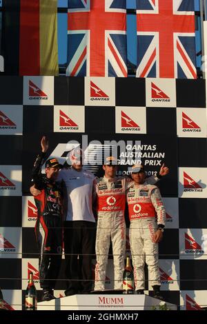 2. Platz Sebastian Vettel (GER), Red Bull Racing mit 1. Platz Jenson Button (GBR), McLaren Mercedes und 3. Platz Lewis Hamilton (GBR), McLaren Mercedes 18.03.2012. Formel-1-Weltmeisterschaft, Rd 1, Großer Preis Von Australien, Melbourne, Australien, Sonntag - ‚ Copyright: Batchelor / XPB Images Stockfoto