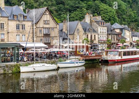 Der Hafen und mittelalterliche Gebäude am Fluss Rance in Dinan, Bretagne, Frankreich | Dinan Hafen und mittelalterliche Gebäude an der Rance, Dinan, Stockfoto