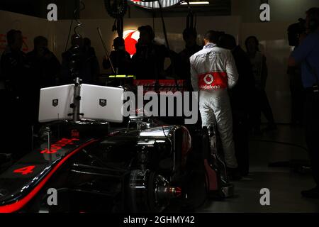 Lewis Hamilton (GBR) McLaren MP4/27 in der Box mit seinem Vater Anthony Hamilton (GBR). 13.04.2012. Formel 1 Weltmeisterschaft, Rd 3, Großer Preis Von China, Shanghai, China, Übungstag Stockfoto