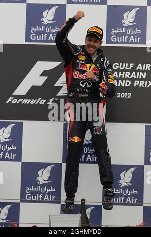 1. Platz Sebastian Vettel (GER), Red Bull Racing 22.04.2012. Formel-1-Weltmeisterschaft, Rd 4, Großer Preis Von Bahrain, Sakhir, Bahrain, Wettkampftag Stockfoto