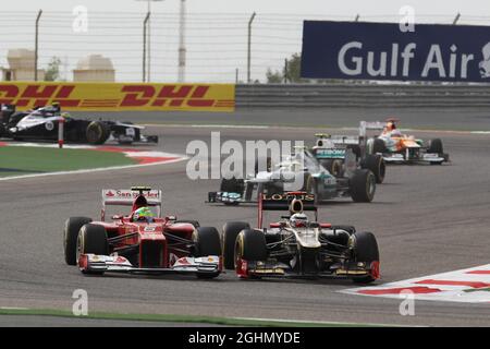 (L bis R): Felipe Massa (BRA) Ferrari F2012 und Kimi Räikkönen (FIN) Lotus E20 kämpfen um Position. Motorsport - Formel-1-Weltmeisterschaft - Großer Preis Von Bahrain - Renntag - Sakhir, Bahrain Stockfoto