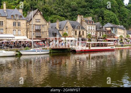 Der Hafen und mittelalterliche Gebäude am Fluss Rance in Dinan, Bretagne, Frankreich | Dinan Hafen und mittelalterliche Gebäude an der Rance, Dinan, Stockfoto