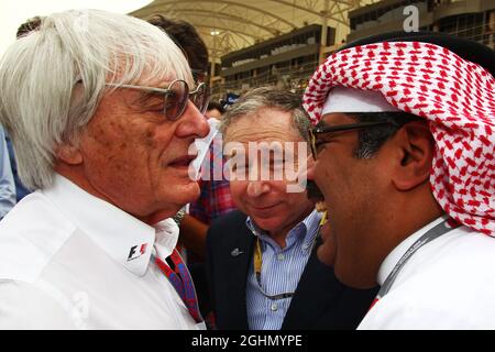 (L bis R): Bernie Ecclestone (GBR) CEO der Formula One Group (FOM) mit Jean Todt (FRA) FIA President und Muhammed Al Khalifa (BRN) Chairman of Bahrain Circuit am Start. Stockfoto