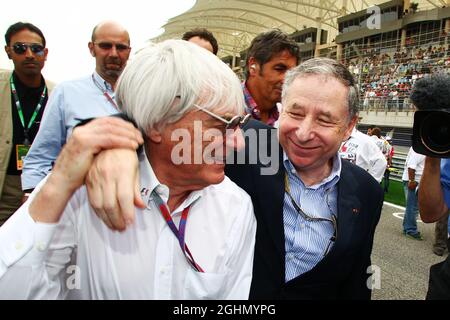 (L bis R): Bernie Ecclestone (GBR) CEO der Formula One Group (FOM) mit Jean Todt (FRA) FIA President am Start. Stockfoto