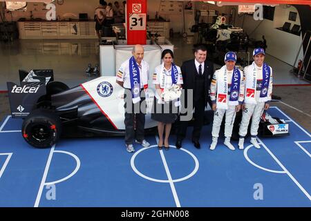 Der Chelsea Football Club ist mit dem sauber F1 Team (L bis R) verbunden: Peter sauber (SUI) sauber Teamchef; Monisha Kaltenborn (AUT) sauber Geschäftsführer; Ron Gouray (GBR) Chelsea Football Club CEO; Kamui Kobayashi (JPN) sauber; Sergio Perez (MEX) sauber. 10.05.2012. Formel 1 Weltmeisterschaft, Rd 5, Großer Preis Von Spanien, Barcelona, Spanien, Tag Der Vorbereitung Stockfoto