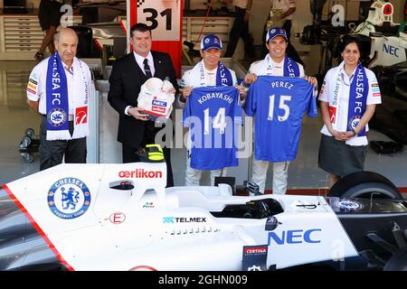 Der Chelsea Football Club ist mit dem sauber F1 Team (L bis R) verbunden: Peter sauber (SUI) sauber Teamchef; Monisha Kaltenborn (AUT) sauber Geschäftsführer; Ron Gouray (GBR) Chelsea Football Club CEO; Kamui Kobayashi (JPN) sauber; Sergio Perez (MEX) sauber. 10.05.2012. Formel 1 Weltmeisterschaft, Rd 5, Großer Preis Von Spanien, Barcelona, Spanien, Tag Der Vorbereitung Stockfoto