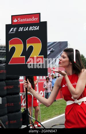 Startgirl für Pedro De La Rosa (ESP) HRT Formel-1-Team. 10.05.2012. Formel 1 Weltmeisterschaft, Rd 5, Großer Preis Von Spanien, Barcelona, Spanien, Wettkampftag Stockfoto