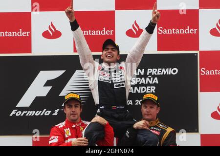 Das Podium (L bis R): Fernando Alonso (ESP) Ferrari, Zweiter; Pastor Maldonado (VEN) Williams FW34, Rennsieger; Kimi Räikkönen (FIN) Lotus F1 Team, Dritter. 10.05.2012. Formel 1 Weltmeisterschaft, Rd 5, Großer Preis Von Spanien, Barcelona, Spanien, Wettkampftag Stockfoto