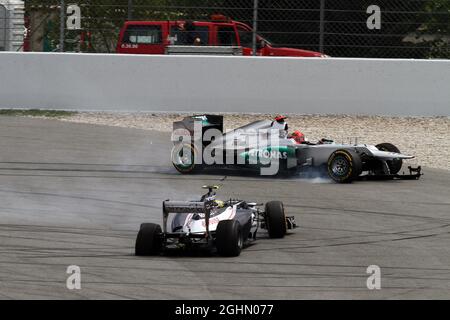 Bruno Senna (BRA) Williams FW34und Michael Schumacher (GER) Mercedes AMG F1 W03 stürzen während des Rennens zusammen. 10.05.2012. Formel 1 Weltmeisterschaft, Rd 5, Großer Preis Von Spanien, Barcelona, Spanien, Wettkampftag Stockfoto