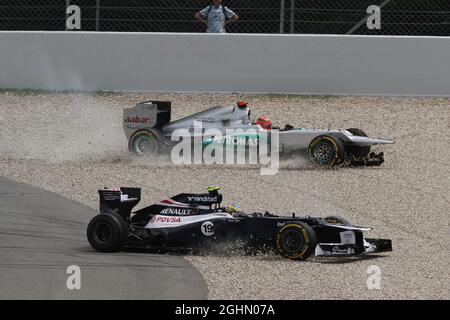 Bruno Senna (BRA) Williams FW34und Michael Schumacher (GER) Mercedes AMG F1 W03 stürzen während des Rennens zusammen. 10.05.2012. Formel 1 Weltmeisterschaft, Rd 5, Großer Preis Von Spanien, Barcelona, Spanien, Wettkampftag Stockfoto