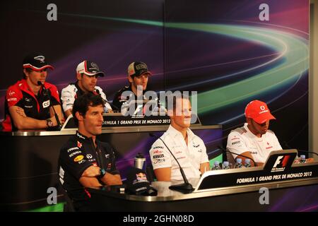 Die FIA-Pressekonferenz (von hinten (L bis R)): Charles Pic (FRA) Marussia F1 Team; Pastor Maldonado (VEN) Williams; Romain Grosjean (FRA) Lotus F1 Team; Mark Webber (AUS) Red Bull Racing; Michael Schumacher (GER) Mercedes AMG F1; Lewis Hamilton (GBR) McLaren. 23.05.2012. Formel-1-Weltmeisterschaft, Rd 6, Großer Preis Von Monaco, Monte Carlo, Monaco, Tag Der Vorbereitung Stockfoto