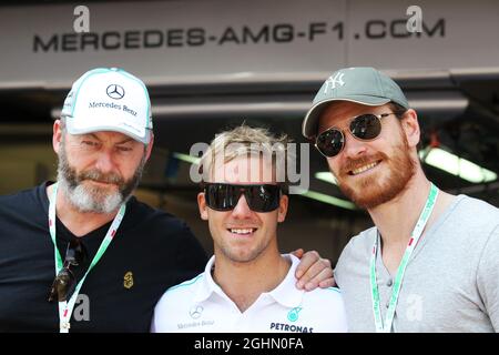 Sam Bird (GBR) Mercedes AMG F1 Test- und Reserve-Fahrer (Mitte) mit Liam Cunningham (IRE)-Darsteller (links) und Michael Fassbender (IRE)-Darsteller (rechts). 26.05.2012. Formel-1-Weltmeisterschaft, Rd 6, Großer Preis Von Monaco, Monte Carlo, Monaco, Qualifizierender Tag Stockfoto