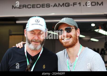 (L bis R): Schauspieler Liam Cunningham (IRE) und Schauspieler Michael Fassbender (IRE). 26.05.2012. Formel-1-Weltmeisterschaft, Rd 6, Großer Preis Von Monaco, Monte Carlo, Monaco, Qualifizierender Tag Stockfoto