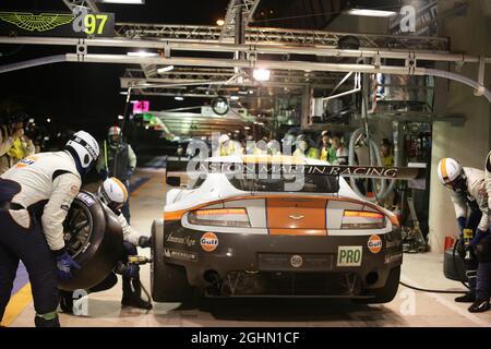 Pitstopp #97 Aston Martin Racing Aston Martin Vantage V8: Stefan MÂŸcke, Adrian Fernandez, Darren Turner 17.06.2012, Le Mans Race, FIA-Langstrecken-Weltmeisterschaft, Le Mans, Frankreich Stockfoto
