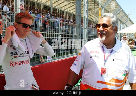 (L bis R): Nico Hulkenberg (GER) Sahara Force India F1 mit Dr. Vijay Mallya (IND) Sahara Force India F1 Teambesitzer am Start. 24.06.2012. Formel 1 Weltmeisterschaft, Rd 8, Großer Preis Von Europa, Valencia, Spanien, Wettkampftag Stockfoto