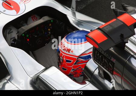 Jenson Button (GBR) McLaren MP4/27 trägt einen Stern auf seinem Helm für Maria De Villota (ESP) Marussia F1 Team Test Driver. 07.07.2012. Formel-1-Weltmeisterschaft, Rd 9, Großer Preis Von Großbritannien, Silverstone, England, Qualifizierender Tag Stockfoto