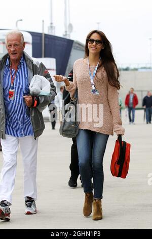 (L bis R): John Button (GBR) mit Jessica Michibata (JPN), Freundin von Jenson Button (GBR) McLaren. 07.07.2012. Formel-1-Weltmeisterschaft, Rd 9, Großer Preis Von Großbritannien, Silverstone, England, Qualifizierender Tag Stockfoto