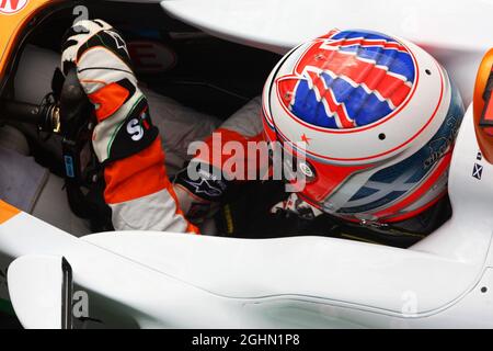 Paul di Resta (GBR) Sahara Force India VJM05 trägt einen Helm auf seinem Helm für Maria De Villota (ESP) Marussia F1 Team Test Driver. 07.07.2012. Formel-1-Weltmeisterschaft, Rd 9, Großer Preis Von Großbritannien, Silverstone, England, Qualifizierender Tag Stockfoto