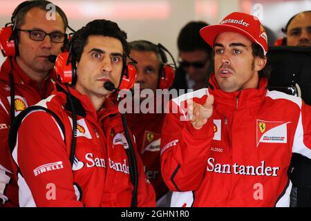 (L bis R): Andrea Stella (ITA) Ferrari Renningenieur mit Fernando Alonso (ESP) Ferrari. 07.07.2012. Formel-1-Weltmeisterschaft, Rd 9, Großer Preis Von Großbritannien, Silverstone, England, Qualifizierender Tag Stockfoto