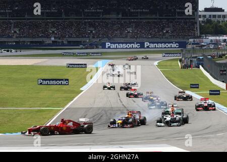 Fernando Alonso (ESP) Ferrari F2012 führt am Start des Rennens an, als Sebastian Vettel (GER) Red Bull Racing RB8 und Michael Schumacher (GER) Mercedes AMG F1 W03 um den zweiten Platz kämpfen. 22.07.2012. Formel 1 Weltmeisterschaft, Rd 10, Großer Preis Von Deutschland, Hockenheim, Deutschland, Wettkampftag Stockfoto