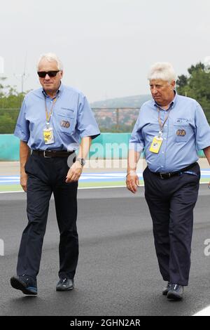 (L bis R): Charlie Whiting (GBR) FIA-Delegierter geht mit Herbie Blash (GBR) FIA-Delegierten auf dem Circuit. 26.07.2012. Formel 1 Weltmeisterschaft, Rd 11, Großer Preis Von Ungarn, Budapest, Ungarn, Tag Der Vorbereitung Stockfoto