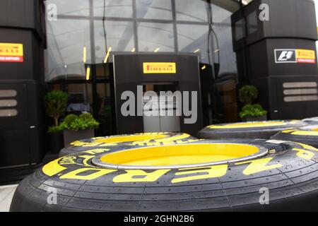 Pirelli reift vor dem Pirelli-Reisemobil. 26.07.2012. Formel 1 Weltmeisterschaft, Rd 11, Großer Preis Von Ungarn, Budapest, Ungarn, Tag Der Vorbereitung Stockfoto