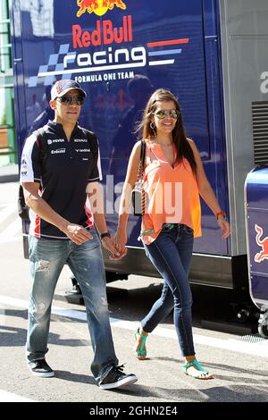 (L bis R): Pastor Maldonado (EHRW.) Williams mit Freundin Gabriella Tarkany. 28.07.2012. Formel 1 Weltmeisterschaft, Rd 11, Großer Preis Von Ungarn, Budapest, Ungarn, Qualifizierender Tag Stockfoto