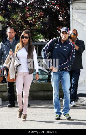 Pastor Maldonado (EHRW.) Williams mit seiner Freundin Gabriella Tarkany. 02.09.2012. Formel-1-Weltmeisterschaft, Rd 12, Großer Preis Von Belgien, Spa Francorchamps, Belgien, Wettkampftag Stockfoto