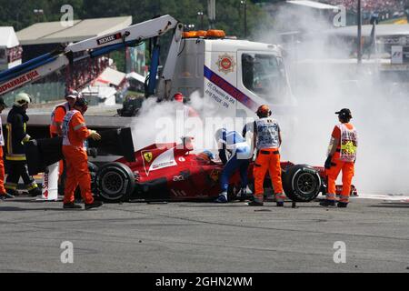 Fernando Alonso (ESP) Ferrari F2012 wird nach einem Unfall zu Beginn des Rennens aus seinem Auto geholfen. 02.09.2012. Formel-1-Weltmeisterschaft, Rd 12, Großer Preis Von Belgien, Spa Francorchamps, Belgien, Wettkampftag Stockfoto