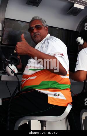 Dr. Vijay Mallya (IND) Sahara Force India F1 Team Owner feiert vierten Platz für Nico Hulkenberg (GER) Sahara Force India F1. 02.09.2012. Formel-1-Weltmeisterschaft, Rd 12, Großer Preis Von Belgien, Spa Francorchamps, Belgien, Wettkampftag Stockfoto