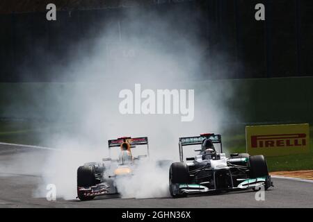 (L bis R): Sebastian Vettel (GER) Red Bull Racing RB8 und Michael Schumacher (GER) Mercedes AMG F1 W03 kämpfen um Position. 02.09.2012. Formel-1-Weltmeisterschaft, Rd 12, Großer Preis Von Belgien, Spa Francorchamps, Belgien, Wettkampftag Stockfoto