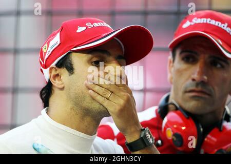 Felipe Massa (BRA) Ferrari mit Marc Gene (ESP) Ferrari Testfahrer. 21.09.2012.Formel-1-Weltmeisterschaft, Rd 14, Großer Preis Von Singapur, Singapur, Singapur, Übungstag Stockfoto