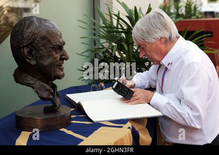 Bernie Ecclestone (GBR), CEO der Formula One Group (FOM), schreibt in einem Kondolenzbuch für den verstorbenen Sid Watkins (GBR), ehemaligen FIA-Sicherheitsbeauftragten. 22.09.2012. Formel-1-Weltmeisterschaft, Rd 14, Großer Preis Von Singapur, Singapur, Singapur, Qualifizierender Tag Stockfoto