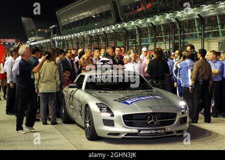 Das Gitter beobachtet eine Schweigeminute für Sid Watkins (GBR), den ehemaligen FIA-Sicherheitsbeauftragten. 23.09.2012. Formel-1-Weltmeisterschaft, Rd 14, Großer Preis Von Singapur, Singapur, Singapur, Wettkampftag Stockfoto